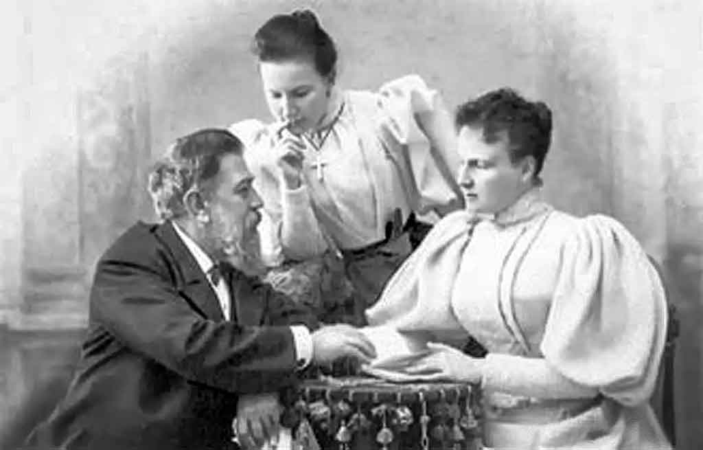 Хлудов с женой и Еленой Киртбай