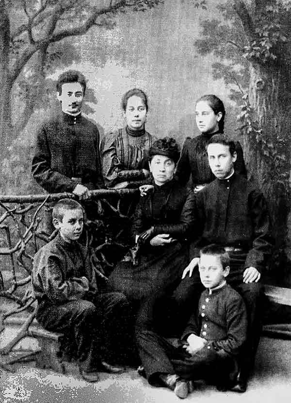 Тетя Жозефина с племянниками