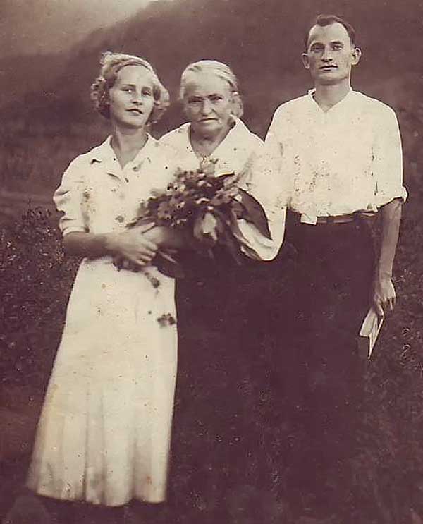 Александр с супругой Надеждой и матерью