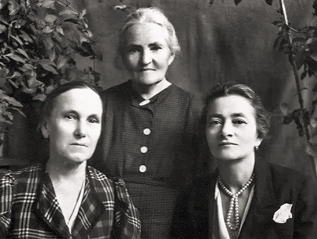 Надежда Петровна Десимон с сестрами Королюк