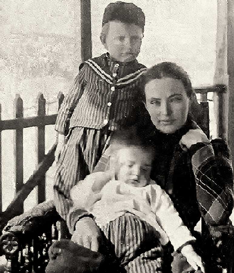 Надежда Петровна с детьми